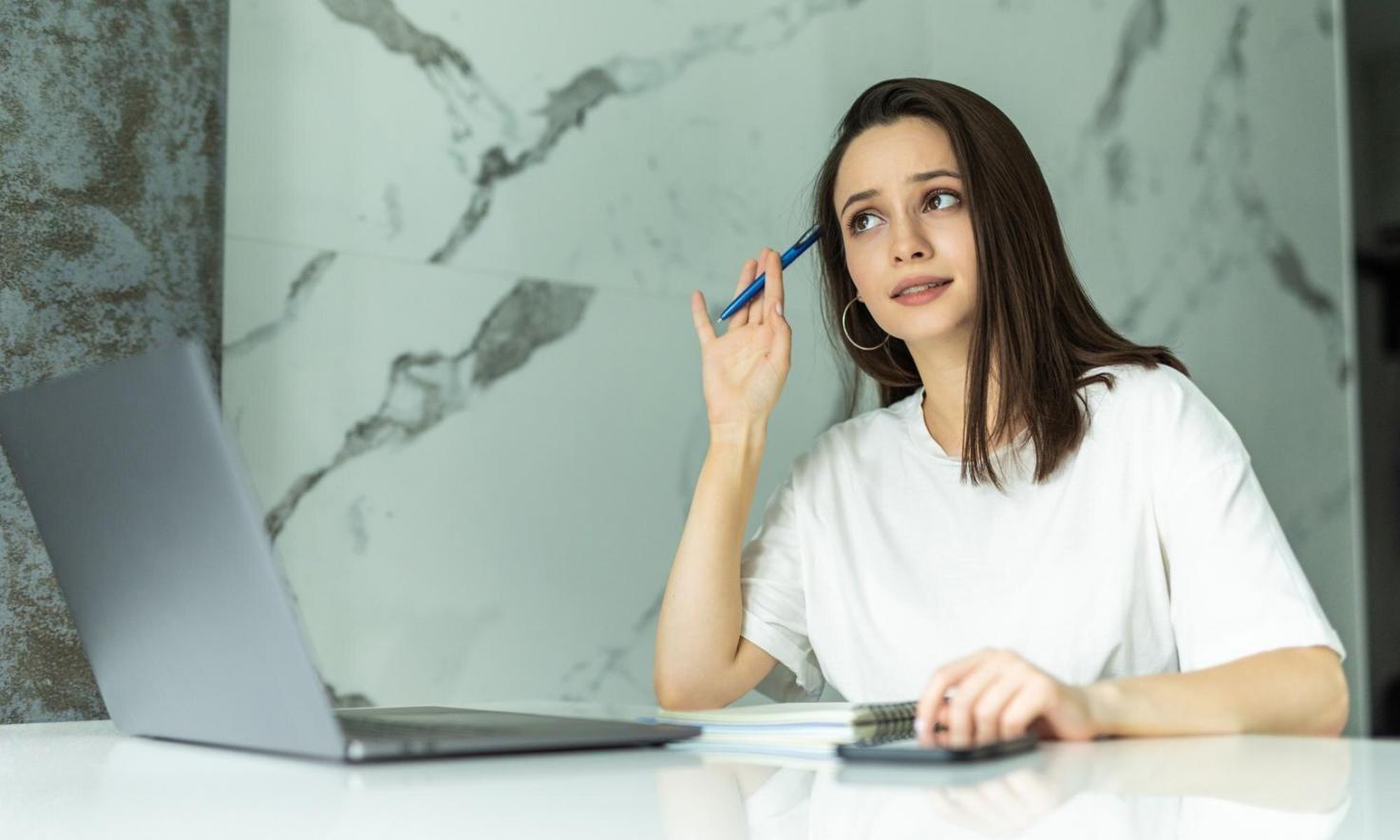 Estudiante analizando gráficos financieros en computadora